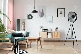 Was macht ein modernes wohnzimmer aus? Turkis Couch Mit Kissen Im Warmen Wohnzimmer Mit Designer Lampe Und Holztisch Auf Teppich Lizenzfreie Fotos Bilder Und Stock Fotografie Image 86147712