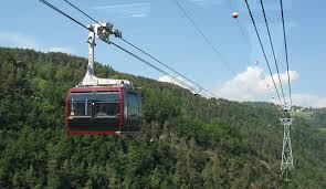 In quest'ottica, la cabinovia si pone quale servizio efficiente, con elevati standard di qualità e sicurezza, che offre un'esperienza del territorio suggestiva, unica e indimenticabile. Cabinovia Wikiwand
