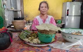 Jenis sayuran yang dihidangkan dalam nasi padang dan nasi kapau juga berbeda. Nikmatnya Nasi Pecel Daun Jati Mbah Simah Madiun Seporsi Cuma Rp5 000