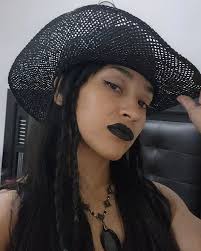 🖤 ponte lo que se te de la gana mientras te haga sentir cómodamente tu!  Que feos modos que te guste el ponk ponerte picos en la cabeza ,que te  gusta el