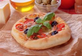 Versez La Farine Dans Un Saladier Et Formez Un Creux Au Milieu Melangez Bien L Eau Recettes De Cuisine Recette Olives Alimentation