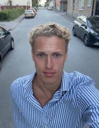 Hej på er! Jag heter Ella, är 22 år gammal och söker numera tak över  huvudet i Göteborg då jag ska börja plugga på Göteborgs Universitet i höst.  Allt är av intresse,