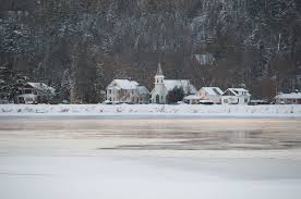 The river den is a 4 season houseboat, docked outside the village of wakefield, qc on the gatineau river. Wakefield Quebec Wikipedia