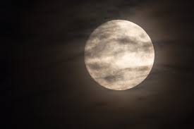 Der vollmond fasziniert die menschheit seit anbeginn der zeit. Vollmond 2020 Was Wurmmond Eimond Oder Milchmond Bedeutet