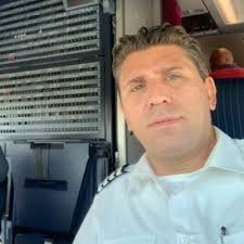 Thirty years after the first 777 flight, former Chief Test Pilot John  Cashman shares his memories with current 777 Chief Pilot Ted Grady.