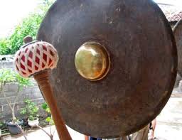 Alat musik tradisional ini terbuat dari pelepah pohon enau yang disebut dengan nama pugoug. 10 Alat Musik Tradisional Khas Bali Gambar Dan Cara Memainkannya Mantabz
