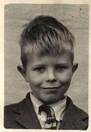 13 DaviD Robert Jones naît le 8 janvier 1947 à Brixton, dans le sud de  Londres. il grandit dans un environnement sécurisant,