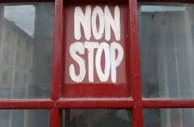 Titlul cărții este inspirat de un magazin din sibiu care are același mesaj ca titlul cărți. Te Mai GandeÈti La Ea Din Cand In Cand