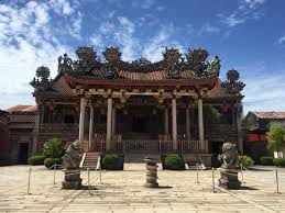 Founded by the leong san tong clan from the sin kang clan village in hokkien province, the clan house was built primarily to showcase the success of the khoo family. Lloyd On Twitter I M At Leong San Tong Khoo Kongsi é¾å±±å ‚é‚±å…¬å¸ Visitpenang In George Town Penang Https T Co Xrfugaqz1n