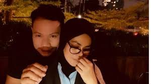 Sarita abdul mukti disebut bisa kaya tujuh turunan, asalkan. Dipeluk Vicky Prasetyo Ini Penjelasan Sarita Abdul Mukti