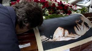 Marco vannini è morto a vent'anni, in una notte di primavera, mentre si trovava a casa della fidanzata martina. Califano Senza Tomba La Figlia Non Paga Il Funerale Ultime Notizie Flash