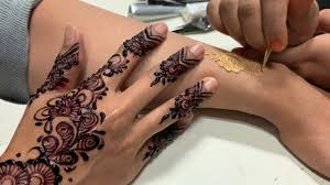 Pemakaian inai pada kedua tangan dan kaki bagi lelaki adalah tidak diharuskan kecuali pada sebilangan jari bagi pengantin semasa majlis perkahwinan dan juga untuk tujuan perubatan. Rezeki Inai Youtube