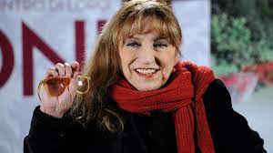 Piero angela ha scritto che la razionalità gli fu insegnata da suo padre, il medico antifascista carlo angela, insignito della medaglia dei giusti tra le nazioni.secondo il collega gigi marzullo «il suo perfetto autocontrollo e la sua compassata cordialità riflettono in parte la sua indole schiva e in parte sono iscritte nel codice genetico di questo piemontese educato alla razionalità e. Zejd0jpqzgvrem
