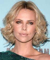 Coiffure Decontractee Moyenne Ondulee Charlize Theron Charlize Coiffure Coiffures Decontractee Frisur Charlize Theron Charlize Theron Frisuren Mit Wellen