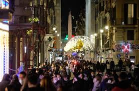 Gli aggiornamenti di luca forlani a la vita in diretta. Folla E Assembramenti Davanti Ai Negozi Del Centro Da Milano A Roma Le Foto Corriere It