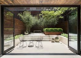 Moderne Gartengestaltung Zwei Glasturen Fuhren Zu Einem Perfekten Minimalistischen Garten In 2020 Minimalistischer Garten Stadthaus Garten Terassenentwurf