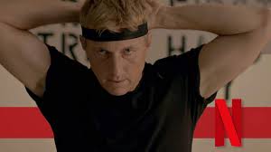 Wer die zehn episoden durchgebingt hat, bekommt infos zu staffel 4. Cobra Kai Auf Netflix Staffel 3 Hat Endlich Einen Starttermin Staffel 4 Bestatigt Serien News Filmstarts De