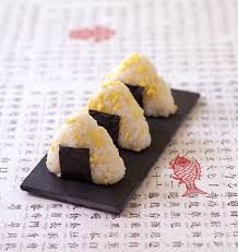 Onigiri De Riz Aux Oeufs Brouilles Cuisine Japonaise Recettes De Cuisine Odelices Recettes De Cuisine Cuisine Japonaise Recette