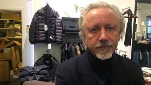 Man med yxa hotade personal