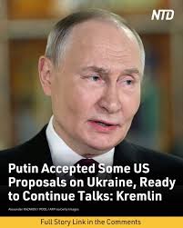 Rep. Maxine Waters and her great grandchild at the Democratic National  Convention.