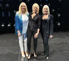 Información, novedades y última hora sobre raffaela carra. Chia Pa Twitter Maria De Filippi Mara Venier E Raffaella Carra Per Sanremo 2020 Amici18