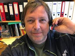 En tv-programleder kan brukes til så mangt. Også til å lede radioprogram :)  Hver onsdag leder jeg "Radiokontakten" på NRK P1+ Her snakker jeg med  lytterne om forskjellige tema. Koselig prat på