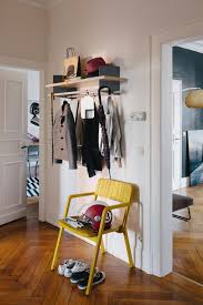 Gelber stuhl ist normalerweise auf ernährungsumstellungen oder lebensmittelfarben zurückzuführen. Gelber Stuhl Als Farbakzent Stuhl Garderobe Fisch