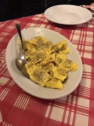 Dividete a metà il radicchio rosso, mondatelo, lavatelo e sbollentatelo in acqua salata. Ravioli Al Radicchio E Gorgonzola Picture Of La Famiglia Gazzola Tripadvisor