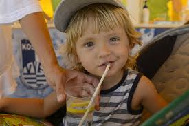 V lete treba pravidelne piť a chrániť sa pokrývkou hlavy v exteriéri