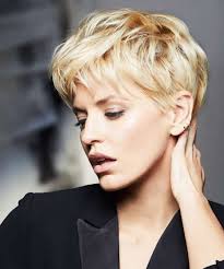 La coupe courte être le choix idéal pour les femmes , pratique,élégante, ne nécessite pas beaucoup d'entretien et qui donne plus de volume à vos cheveux. Diapositive 1 Sur 43 La Coupe Courte Dynamique Cheveux Courts Coupe De Cheveux Courte Coupe De Cheveux