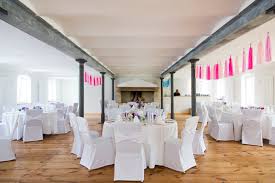 Rund um den starnbergersee findet sich eine vielzahl an möglichkeiten für eine schöne hochzeitsfeier in besonderer atmosphäre. Gutshof Mit Festsaal Und Kapelle Traustelle Hochzeit Mit Stil Am Ammersee In Munchen Und Noch Weiter