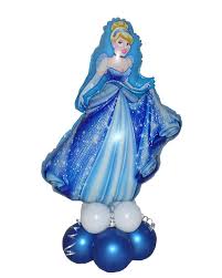 Du får flere dukker med ulik hårfrisyre, hårpynt og kjoler og flere kjoler kan kjøpes, pluss at den kan ikles kjolene fra. Borddekorasjon Askepott The Balloon Company