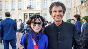 « voyez comme elle est belle, ma femme… sans elle, je ne serais rien. Costumes Offerts Une Enquete Pour Abus De Biens Sociaux Ouverte Contre Jack Lang