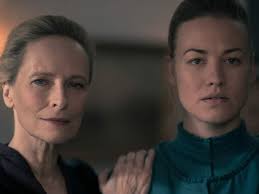 In einer szene sehen wir sie sogar in ihrem brennenden haus stehen, ihr blick darauf hindeutend, dass sie es selbst. The Handmaid S Tale Staffel 3 Das Passiert In Folge 3 Useful Netzwelt