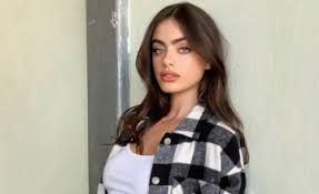 Taille la plus importante :{{calc.largestsizeavailable.description}}. Yael Shelbia Couronnee La Plus Belle Femme Du Monde L Observateur