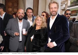 Ήταν η ελένη καστάνη, η οποία μας είχε κάνει μαύρη τη ζωή πάνω στη σκηνή. Pantreythke O Biskadoyrakhs H Nyfh Me To Minimal Alla Epiblhtiko Nyfiko Kai To Meshmeriano Parti Sto Kolwnaki Eikones Zwh Iefimerida Gr