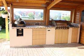 Selbstgebaute Outdoorkuche Mit Napoleon Grill Und Monolith Kamado Keramik Grill Mit Dach Aus Holz Und Beton Im Garten M Garten Kuche Grillecke Outdoor Kuche