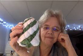 Holiday & Seasonal :: Spring & Easter :: Blue Daisy Easter 3″ Egg Ornament