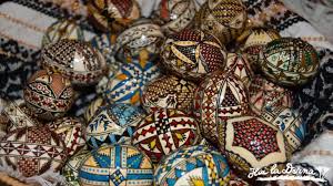 In bucovina, incondeierea sau inchistrirea oualor incepe in prima zi a postului mare si se incheie inainte de saptamana patimilor. Festivalul NaÅ£ional Al OuÄƒlor Incondeiate De La CiocÄƒnesti Din 2017