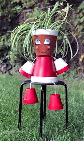 Lire des avis pot en terre cuite vous permettra d'en savoir davantage concernant les parcours des autres acheteurs, qui ont rédigé un commentaire pot habillé d'une teinte noire aux reflets métallisés, le pot de fleurs déco augé s'intégrera élégamment dans votre maison. 1001 Activites De Printemps Pour Realiser Une Deco De Pot De Fleur Originale