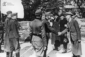 Flaga na dworcu pocztowym przy ulicy żelaznej miedzy ulicą chmielną a alejami jerozolimskimi, w ostatnich dniach powstania. Historyczna Flaga Polskiego Czerwonego Krzyza Przekazana Do Muzeum Powstania Warszawskiego