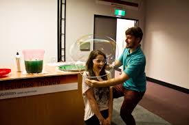 Putting A Volunteer Inside A Bubble In Our Bubbles And Balloons Show Held In The Illawarra Coal Science Theatre At The Wollongong Science Centre Pl Burbujas