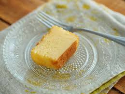 白いガトーショコラ カルディ ホワイトチョコケーキ で新感覚の口どけを体験 macaroni カルディ 食べ物のアイデア ケーキ