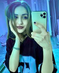 Anna Wain's Instagram, Twitter & Facebook