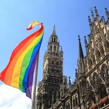 Doch was bedeutet das symbol eigentlich und wofür stehen die bunten farben? Csd Munchen 2019 Motto Steht Fest Manner