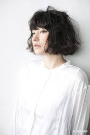 イノセントな雰囲気を感じさせるボブ 暗めカラー 大人ボブ short hair styles hair styles curly hair styles naturally