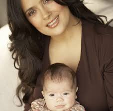 Salma hayek is an american and mexican filmmaker and actress, who is well known for her roles in el callejón de los milagros (miracle alley) from dusk till besides acting and movies, salma hayek is also an active producer and a model. Prominente Selma Hayek Zeigt Stolz Ihre Kleine Tochter Welt