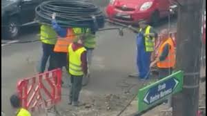 In urma cu cateva minute am facut o. IonuÈ Din BucureÈti Era La MuncÄ Èi Se Uita Pe Geam Cand A VÄzut Ceva De A Rasu Plansu Se Intampla Chiar Pe O StradÄ Din Sectorul 2 E Ireal AÈa Ceva Video