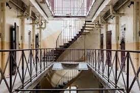 Nous Voulons Transmettre Un Certain Esprit De Liberte Melanie Mugnier Organisatrice De La Galerie Olfactive A Grasse Nez Le Mouvement Culturel Olfactif