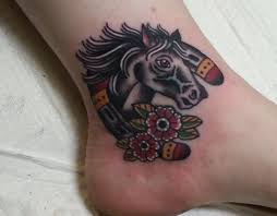 Ausgefallene tattoos tattoos schmetterling blumen tattoo vorlage knöchel tattoo design zartes tattoo nacken tätowierung tattoo knöchel schwester tattoos mini tattoos: Pferdekopf Mit Hufeisen Und Blumen Design Am Knochel Tattoomotive Net